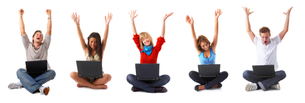 אישה מרימה ידיים מול מחשב