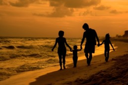 משפחה בחוף הים