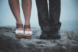 תמונה של רגליים של גבר ואישה